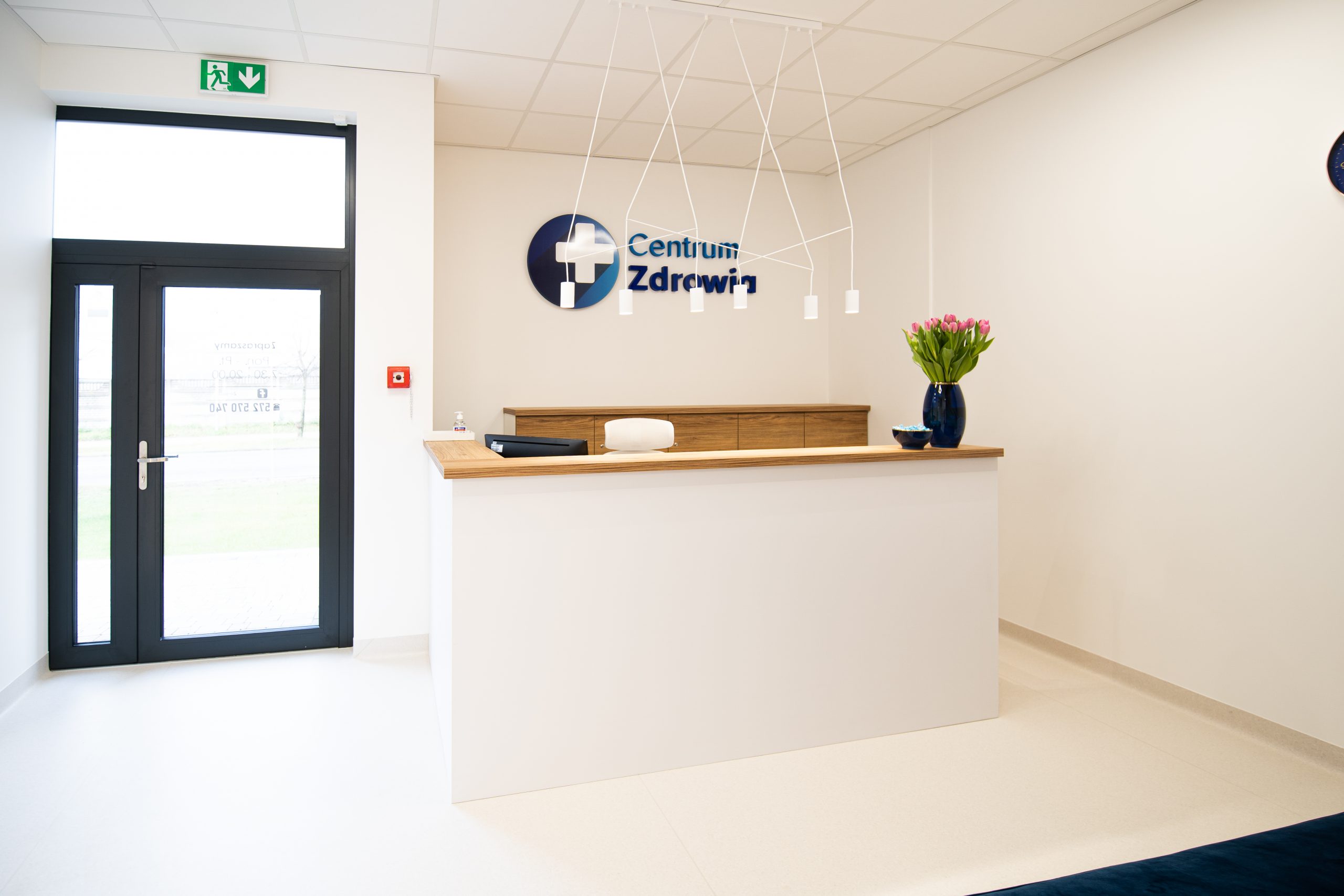 Recepcja Centrum Zdrowia przy ul. Południowej 5 w Zielonkach-Parceli, z widocznymi drzwiami wejściowymi