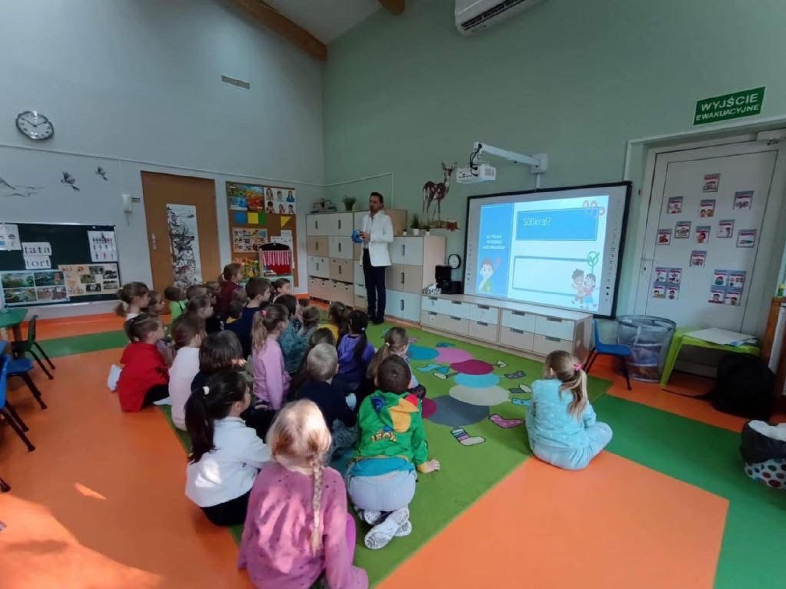 Jacek Kłębowski prowadzi prelekcję z edukacji zdrowotnej dla dzieci