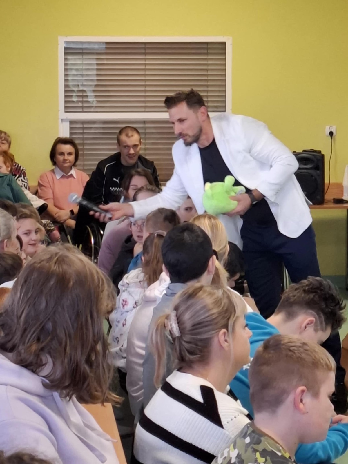 Jacek Kłębowski prowadzi aktywną prelekcję dla uczniów