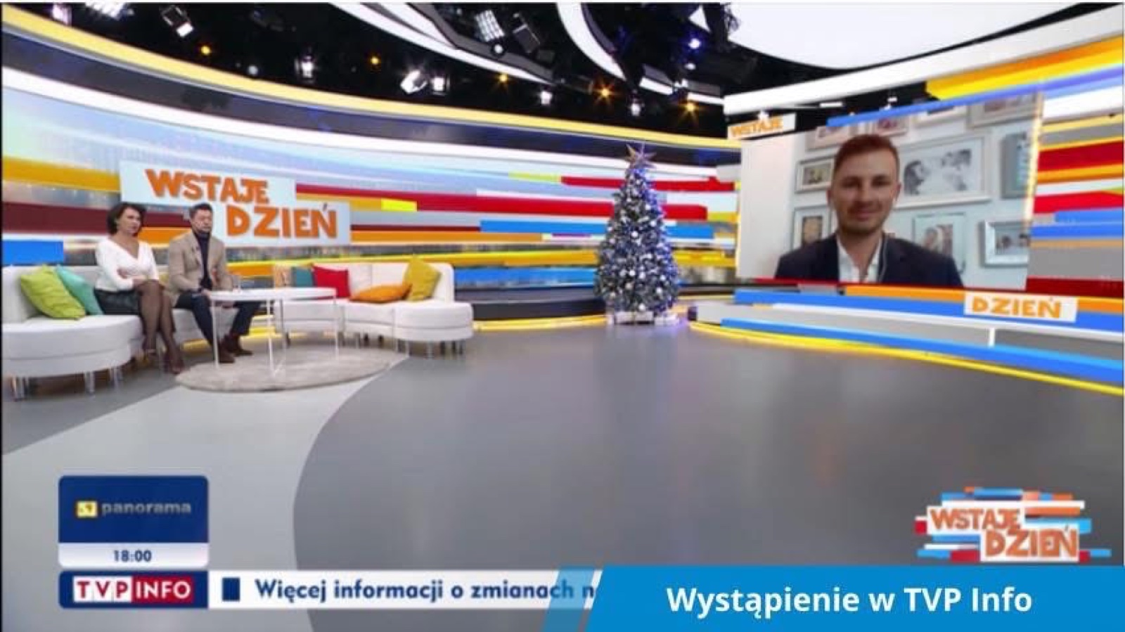 Jacek Kłębowski podczas zdalnego wystąpienia w TVP Info