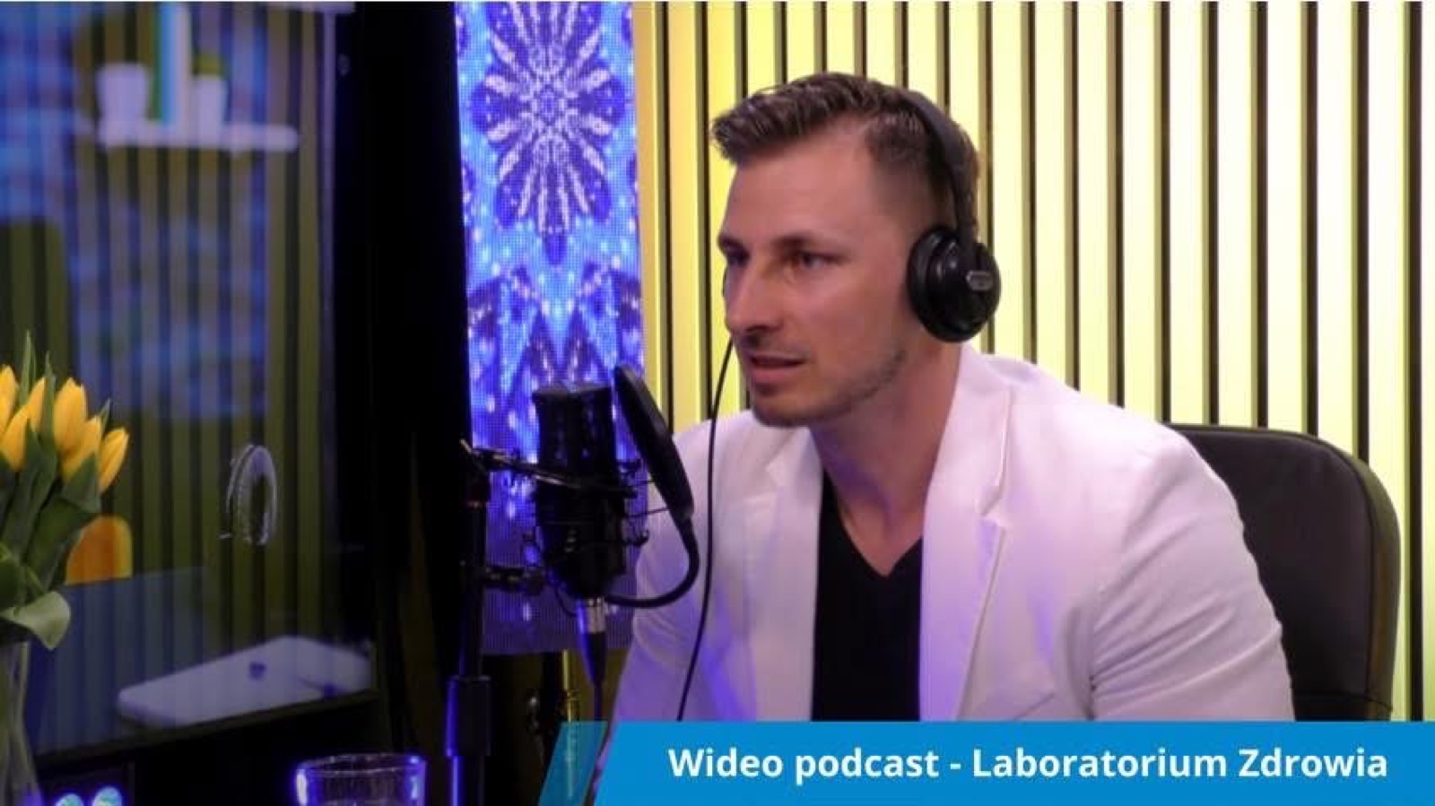 Jacek Kłębowski przy mikrofonie podczas wideopodcastu