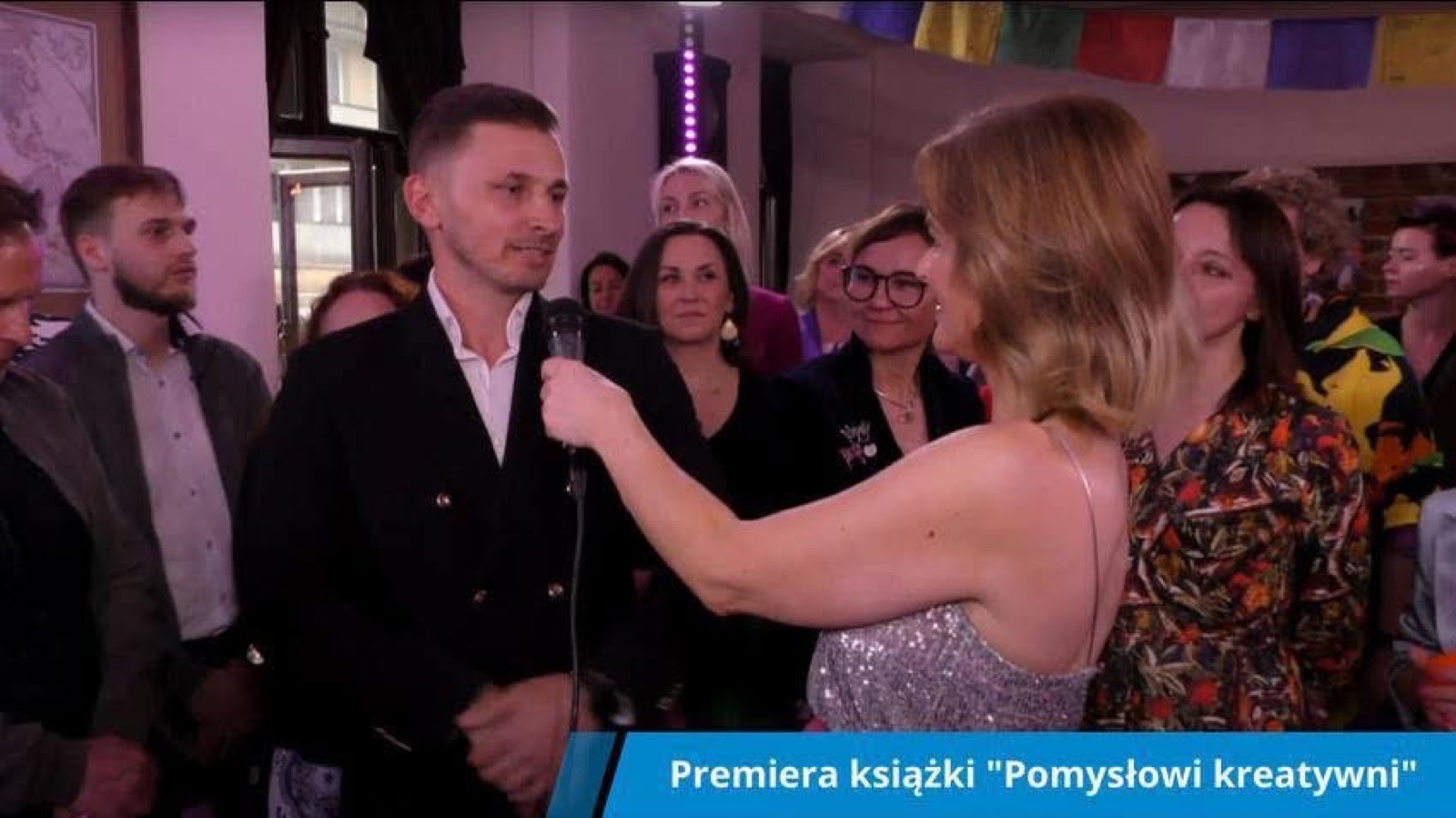 Jacek Kłębowski udzielający wywiadu podczas premiery książki Pomysłowi kreatywni